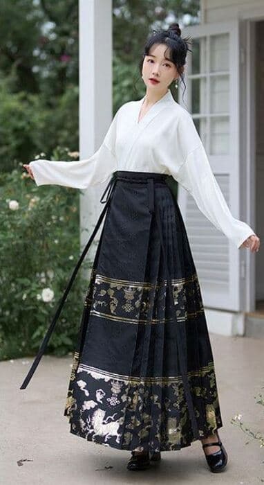 チャイナ服　ゴールド刺繍付きチャイナドレス