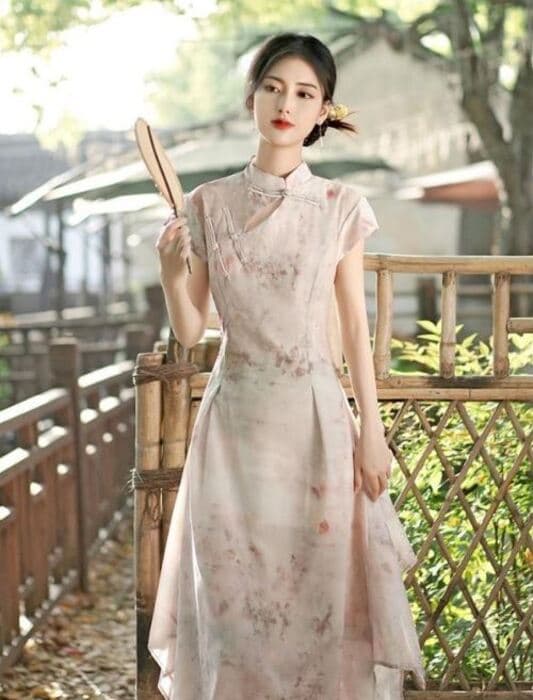 チャイナ服　 淡いピンクの水墨画模様チャイナワンピース