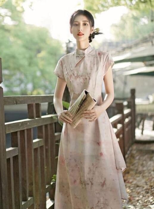 チャイナ服　 淡いピンクの水墨画模様チャイナワンピース