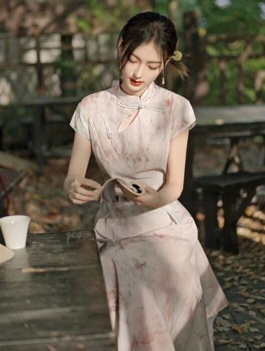 チャイナ服　 淡いピンクの水墨画模様チャイナワンピース