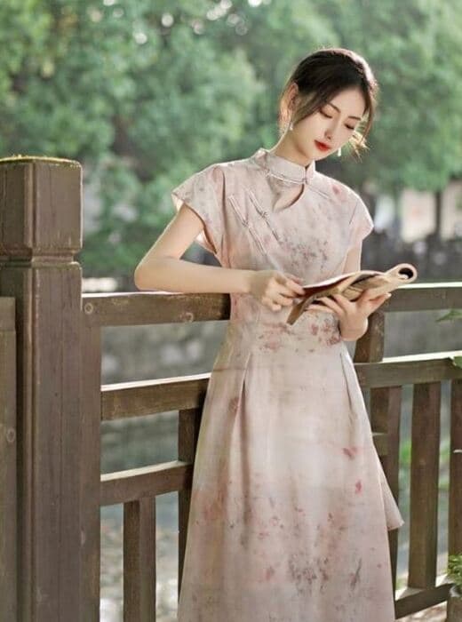 チャイナ服　 淡いピンクの水墨画模様チャイナワンピース
