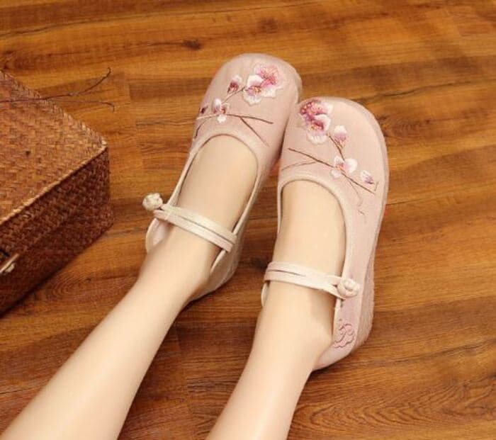 桜柄の刺繍が春らしいチャイナシューズ