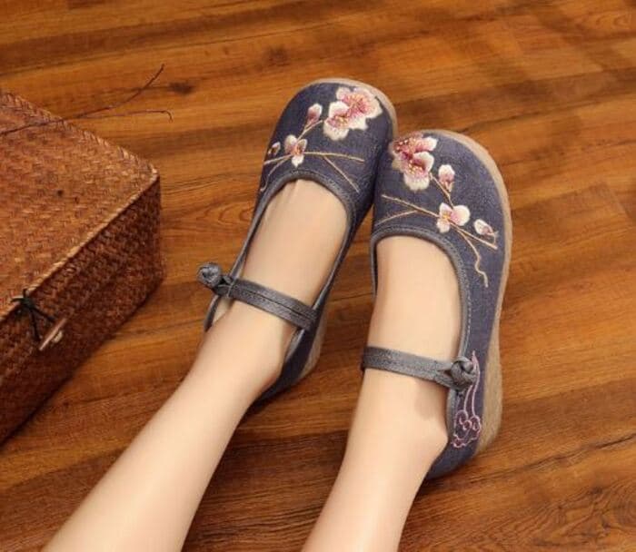 桜柄の刺繍が春らしいチャイナシューズ