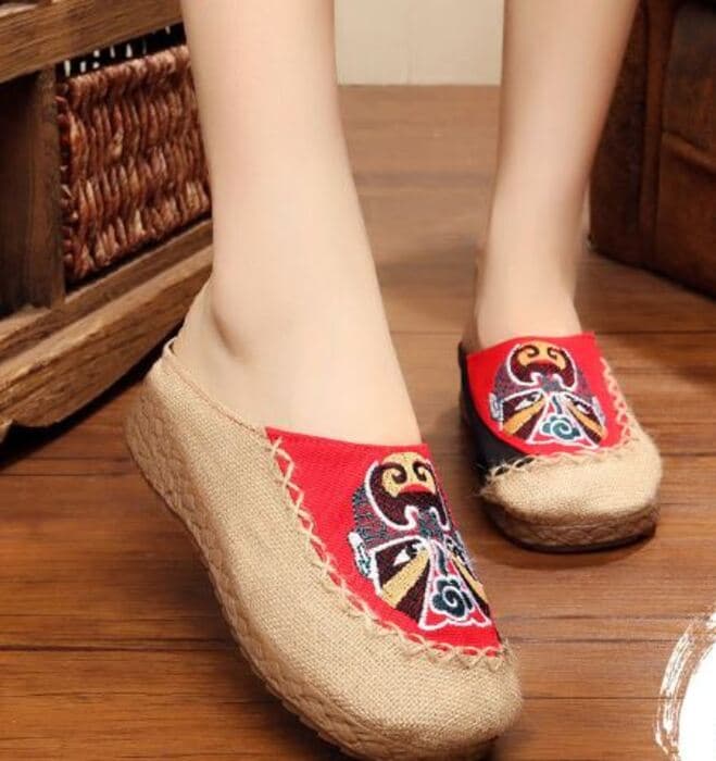 インパクトのある刺繍が特徴的なチャイナシューズ
