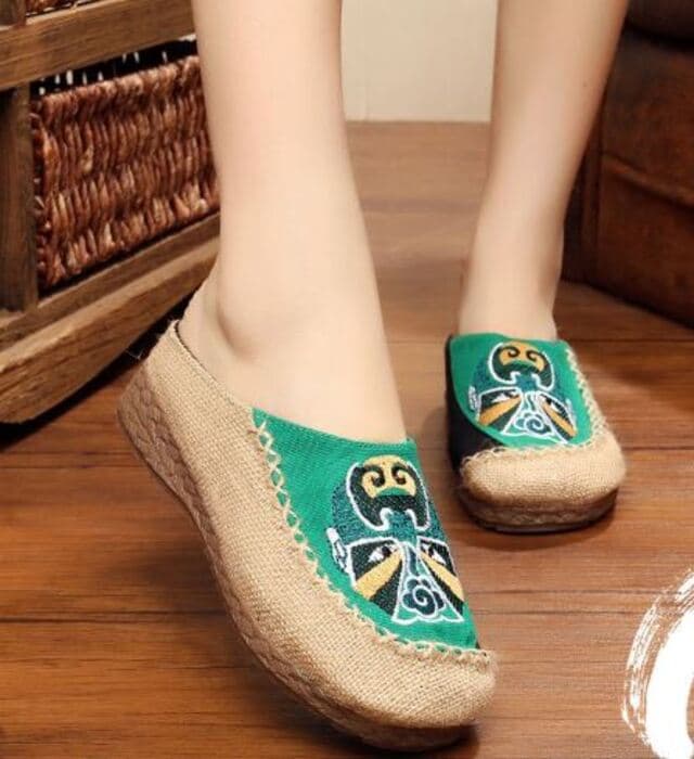 インパクトのある刺繍が特徴的なチャイナシューズ