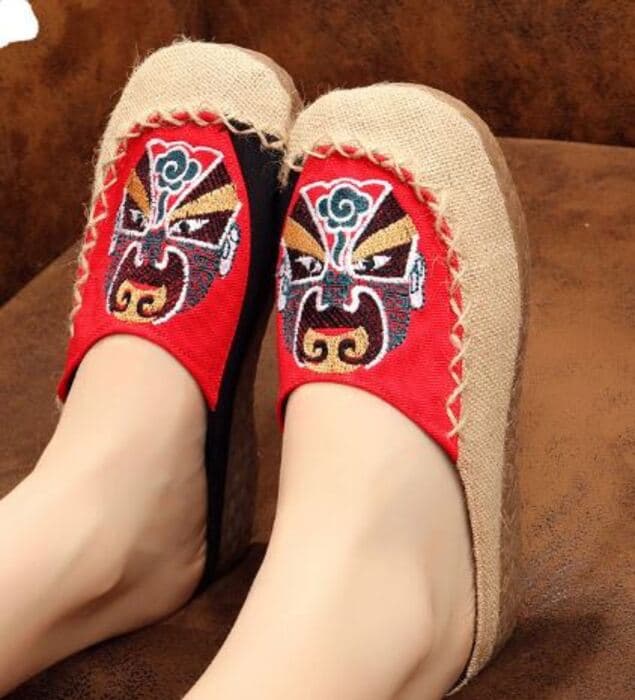 インパクトのある刺繍が特徴的なチャイナシューズ