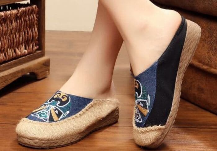 インパクトのある刺繍が特徴的なチャイナシューズ