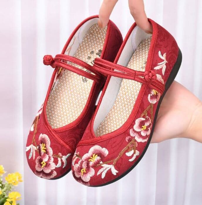 刺繍とベースの色合いが可愛いチャイナシューズ