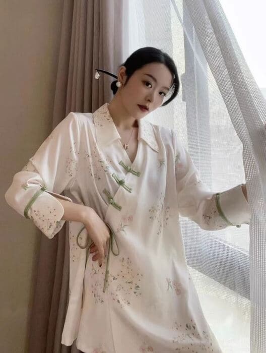 襟元のデザインが大人っぽいチャイナパジャマ