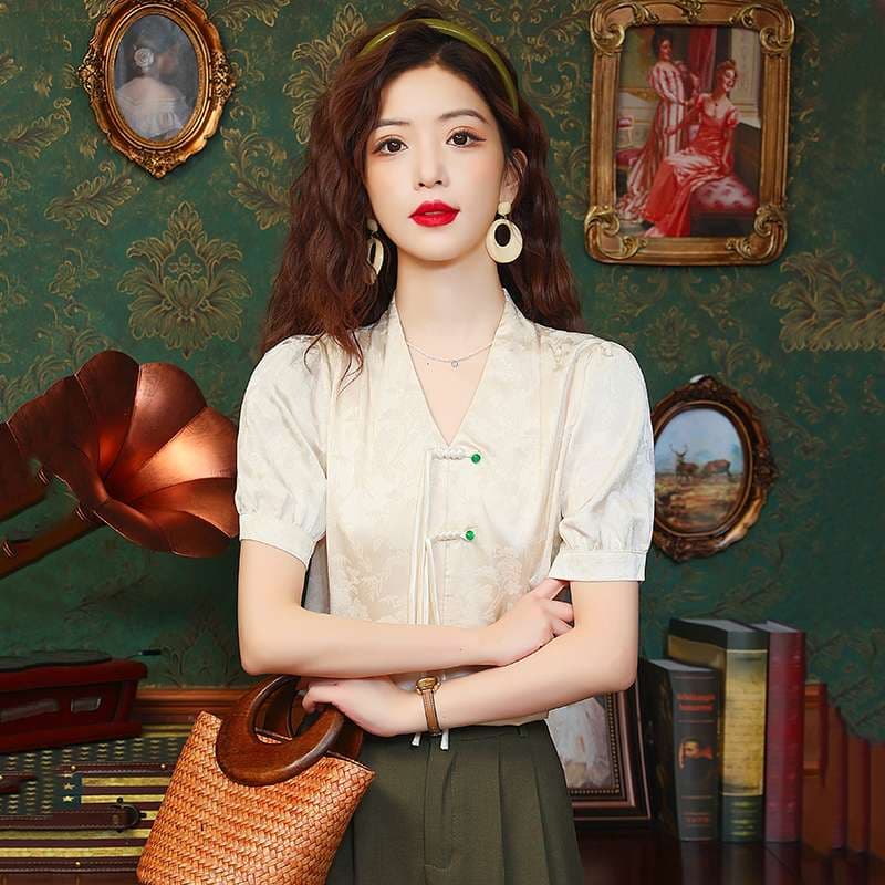 チャイナ服  古典的刺繍入りチャイナ風ブラウス