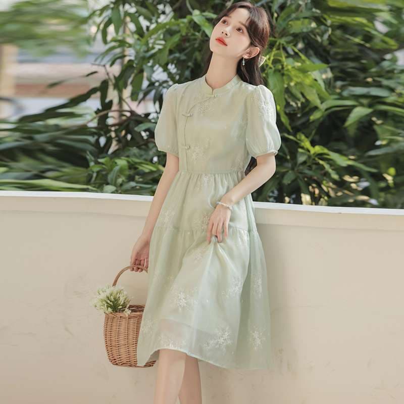 チャイナ服 
優雅な刺繍入りチャイナカラーワンピース