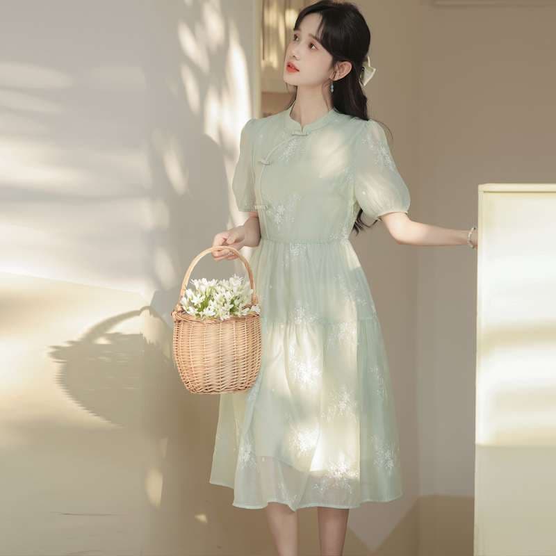 チャイナ服 
優雅な刺繍入りチャイナカラーワンピース