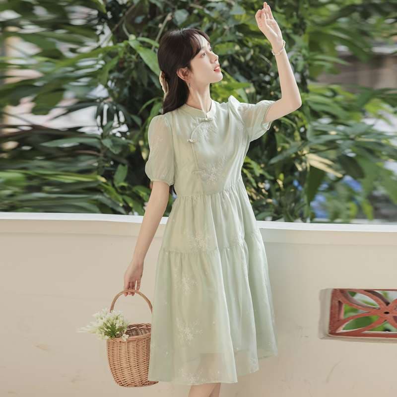チャイナ服 
優雅な刺繍入りチャイナカラーワンピース
