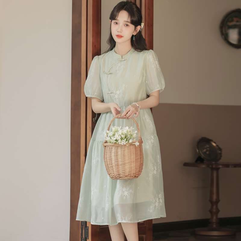 チャイナ服 
優雅な刺繍入りチャイナカラーワンピース