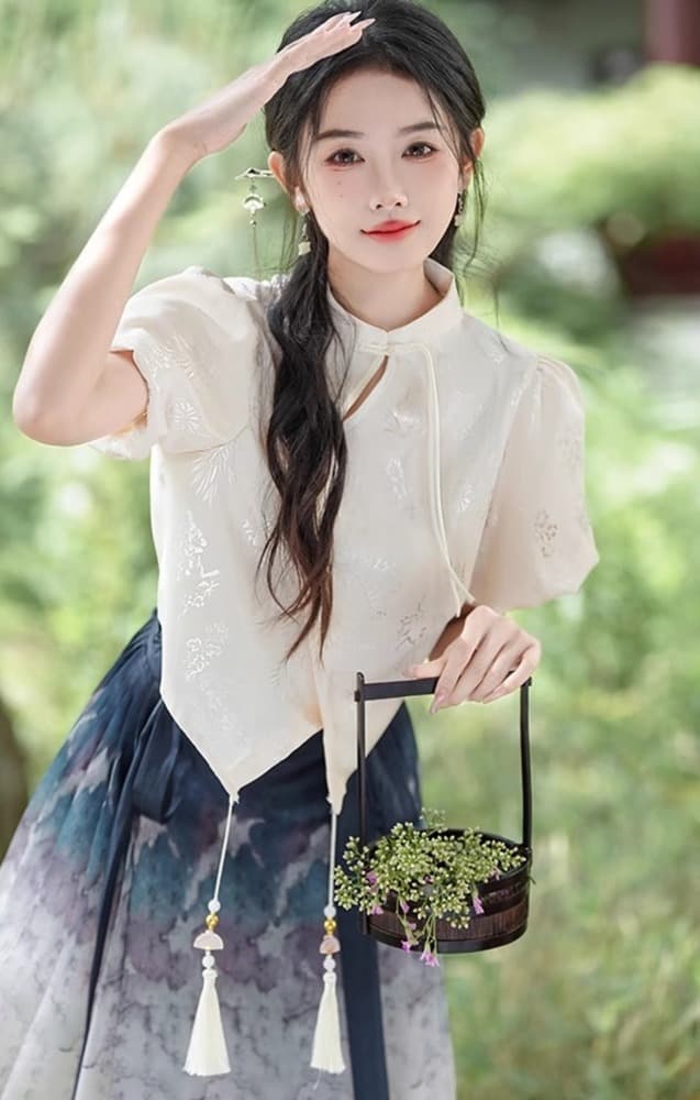 チャイナ服 清楚で洗練されたアイボリーブラウス