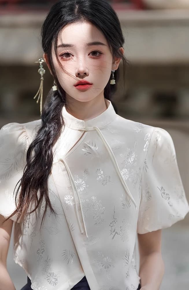チャイナ服 清楚で洗練されたアイボリーブラウス