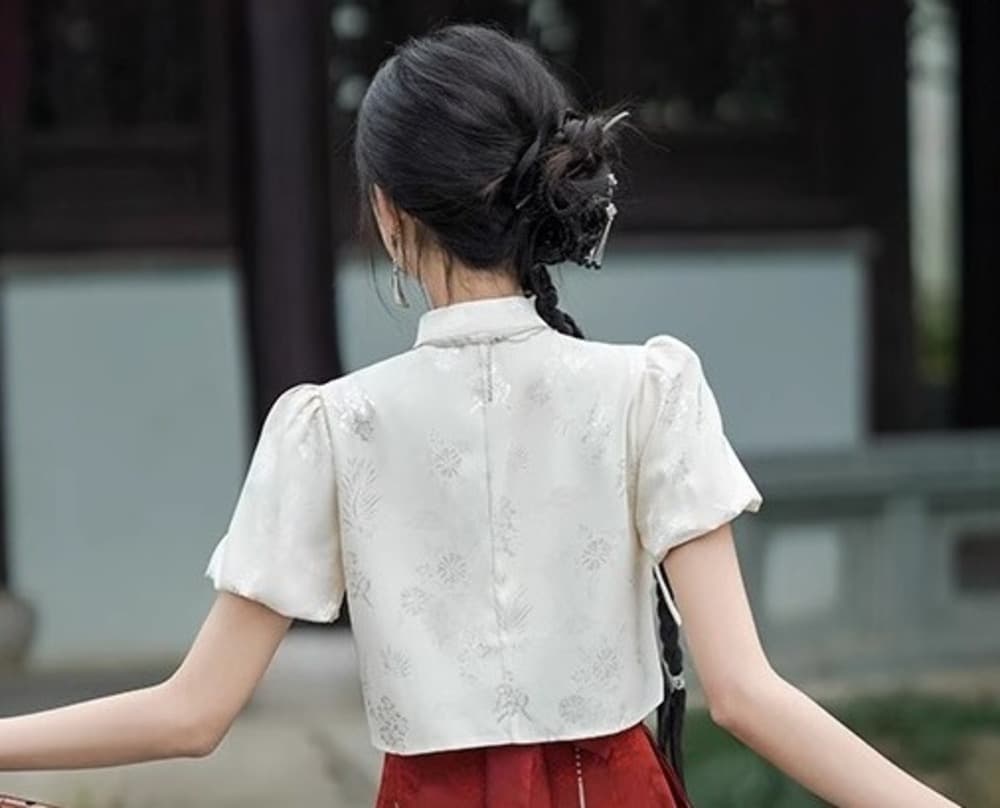 チャイナ服 清楚で洗練されたアイボリーブラウス