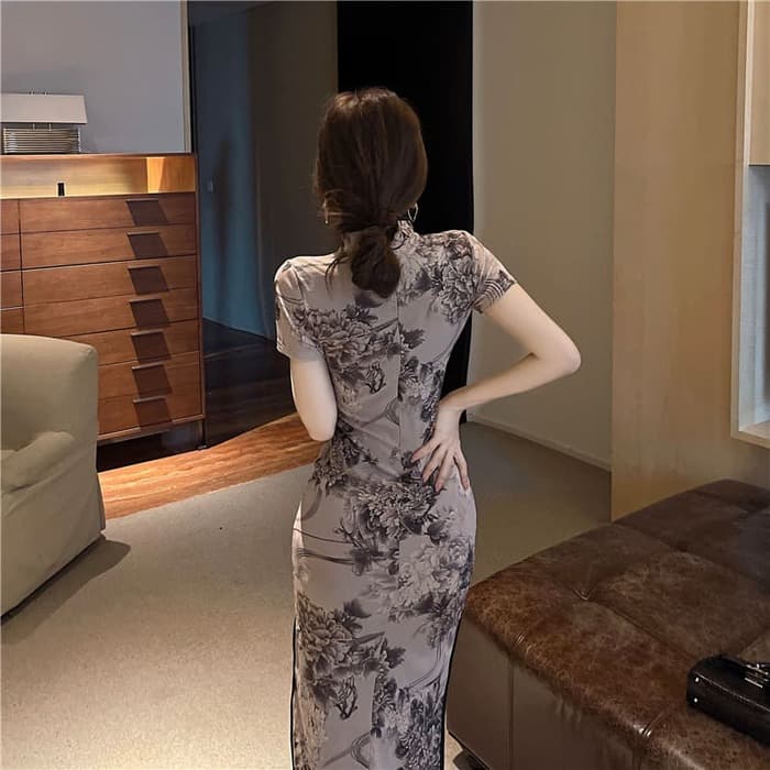 チャイナ服 胸あきタイトにスリットが目を引くチャイナドレス