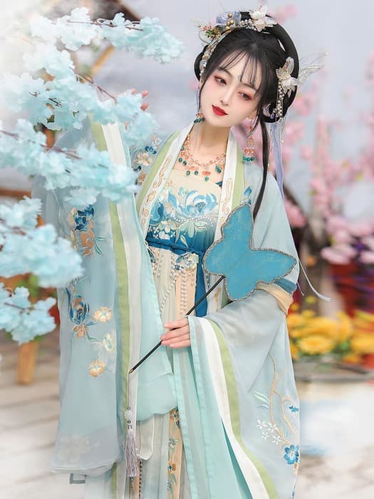 蝶刺繍入り華麗三点式漢服風セットアップ