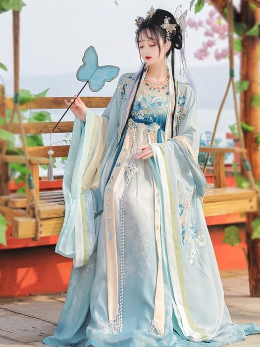 蝶刺繍入り華麗三点式漢服風セットアップ