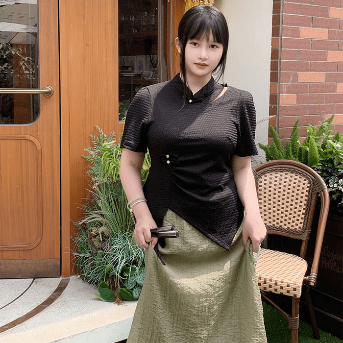 ブラックチャイナブラウス 首元と裾の形が個性的